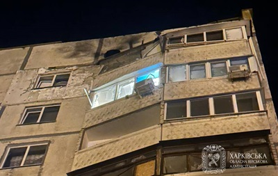Российский дрон атаковал многоэтажку в Харькове