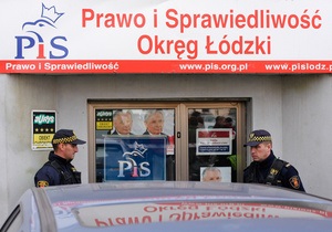 В Польше мужчина открыл стрельбу в офисе партии Качиньского: погиб один человек