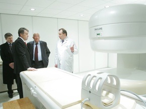 Ющенко посетил роддом, церковь и СПИД-центр