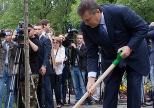 Фотогалерея: А на том берегу. Янукович посадил дерево на Русановской набережной