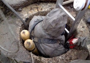 В Мариуполе водолазы помогают ликвидировать аварию на канализационном коллекторе