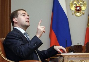 Медведев поручил проверить надежность моста, который раскачало с амплитудой в метр