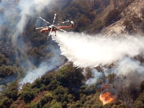 Власти Калифорнии эвакуируют сотни жителей Лос-Анджелеса из лесных пожаров