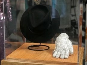 Украшенная драгоценностями перчатка Джексона продана за $48,4 тысяч