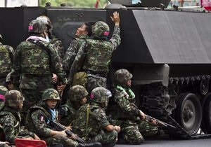 Военные начали штурм лагеря оппозиции в Бангкоке
