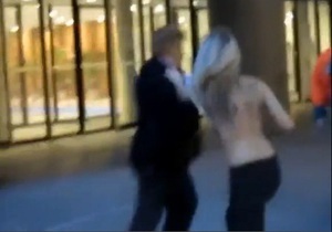Обнаженная активистка Femen напала на члена Европарламента
