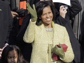 В день инаугурации мужа Мишель Обама одета в платье-футляр золотого цвета