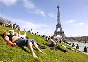В Париже снова эвакуировали людей с Эйфелевой башни и Марсова поля