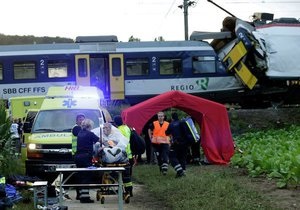 На месте столкновения двух поездов в Швейцарии нашли тело машиниста