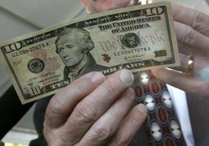 Доллар стремительно дорожает по отношению ко всем мировым валютам