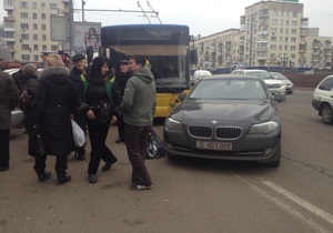 Из-за неправильной парковки авто российских дипломатов в центре Киева образовалась пробка из троллейбусов