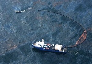 Из поврежденной в Мексиканском заливе скважины вытекает впятеро больше нефти, чем предполагалось