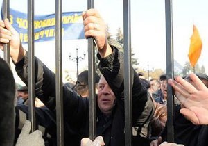 Митингующие сломали забор вокруг Верховной Рады: охрана заблокировала входы в парламент