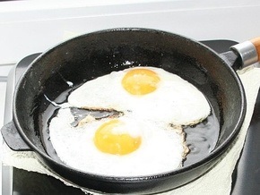 Исследование: Жареные яйца понижают давление