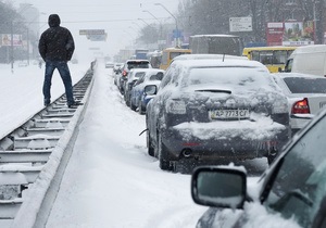 Фотогалерея: Занесенные снегом. Транспортный коллапс в Киеве 22-23 марта