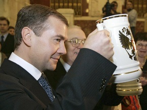 Медведев потребовал разливать пиво и коктейли только в тару по 0,3 литра