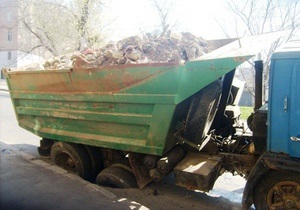 В Одессе под грузовиком провалился асфальт
