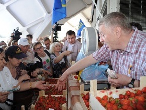 Жириновский устроил распродажу клубники на московском рынке