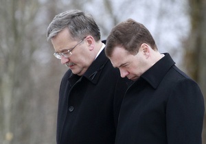 Россия вернула Польше табличку, демонтированную с места крушения самолета Качиньского