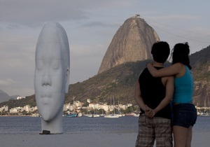 В Бразилии появилась гигантская мечтающая голова