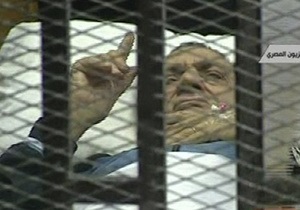 Суд над Мубараком: Сторонники и противники  экс-президента забросали друг друга камнями