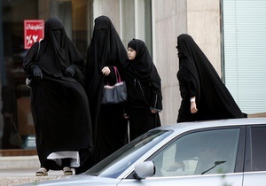 Власти ОАЭ разрешили мужчинам бить жен и детей, если это не оставляет синяков