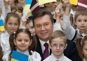 Янукович предложил в два раза увеличить помощь при рождении ребенка