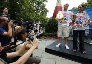 В США установили новый рекорд на чемпионате мира по скоростному поеданию хот-догов