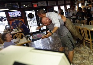 Горячий прием: Владелец пиццерии обнял и поднял Обаму