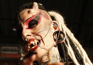 Фотогалерея: Мексиканская вампирша. Мастер тату произвела фурор на выставке в Монтеррее