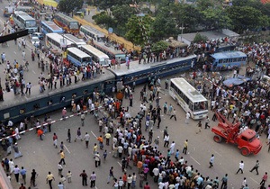 В Бангладеш поезд протаранил два автобуса: семь человек погибли