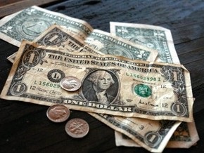 Доллар на межбанке дешевеет