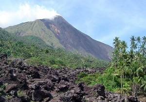 В Индонезии началось извержение вулкана Карангетан: четверо погибших