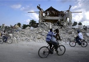 На Гаити спасен мужчина, пролежавший под завалами 11 дней