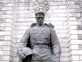 Во Львовской области потребовали снести памятник воину-освободителю