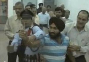 В Индии протестующий дал пощечину министру сельского хозяйства