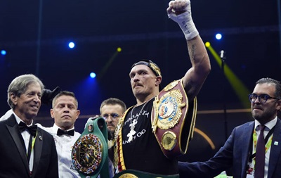 Усик отказался от всех чемпионских поясов