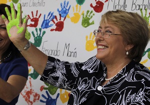 Кандидату в президенты Чили Мишель Бачелет плюнули в лицо