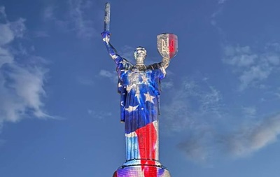 Родину-матерь подсветили цветами флага США