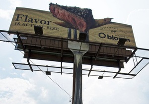 В США билборд источает запах мяса