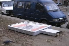 В Одессе россиянин на Porshe обрушил рекламный щит на человека