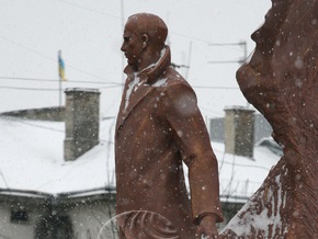 МВД: Гранитную плиту с памятника Бандере в Тернополе никто не крал