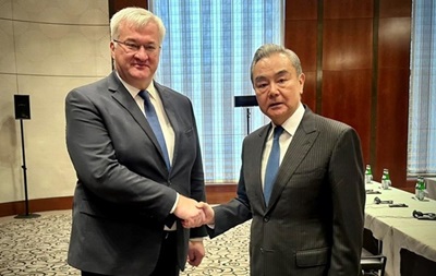 Глава МИД Китая пригласил Сибигу в КНР