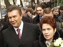 Янукович купил жене тарелку