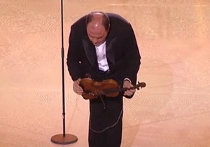 Министр культуры Украины сыграл на скрипке со смычком между ног