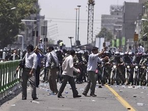 В центре Тегерана произошли столкновения между полицией и демонстрантами