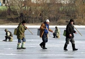 Спасатели МЧС просят рыбаков воздержаться от выхода на лед киевских водоемов