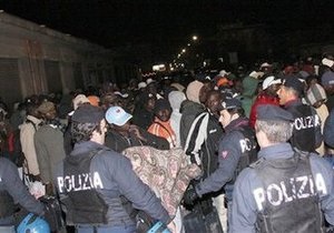 В ходе массовых беспорядков в Италии ранены около 40 человек