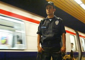 Турецкие полицейские проверили доверчивость граждан, раздав им плацебо