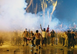 Турецкая полиция вновь разгоняет толпу водометами